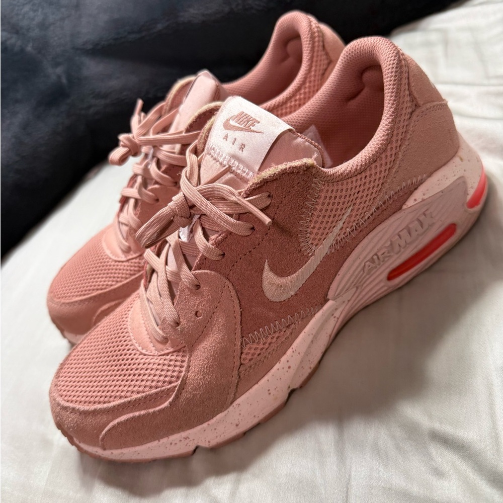 Nike Pink AirMAX Sneakers with Breathable Mesh and Air Cushioning